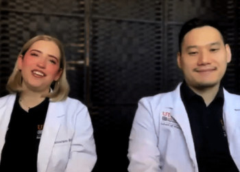 Estudiantes de medicina salvan la vida de una mujer en pleno vuelo